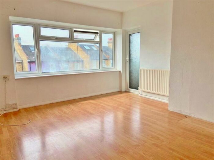 2 Bedroom Flat To Rent In Seaford Road, Enfield, EN1