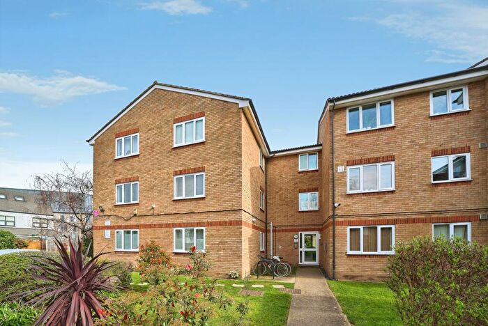 2 Bedroom Flat For Sale In Thant Close, London, E10