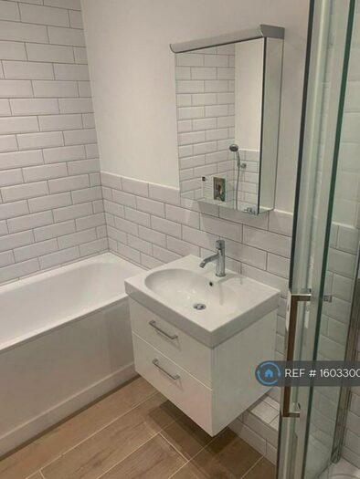 2 Bedroom Flat To Rent In Garfield Mews, London, SW11