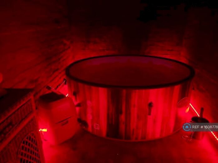 Studio To Rent In Brunswick Square, Brighton, BN3