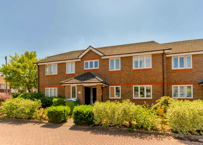 2 Bedroom Flat To Rent In Yeend Close, West Molesey, KT8