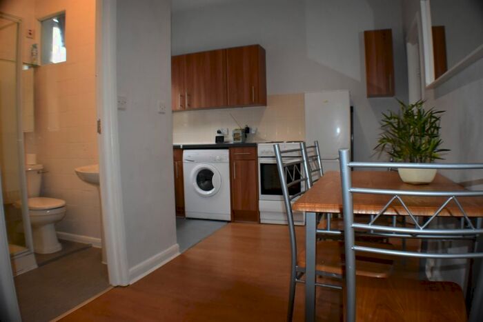 2 Bedroom Flat To Rent In High Road Leytonstone, London, E11