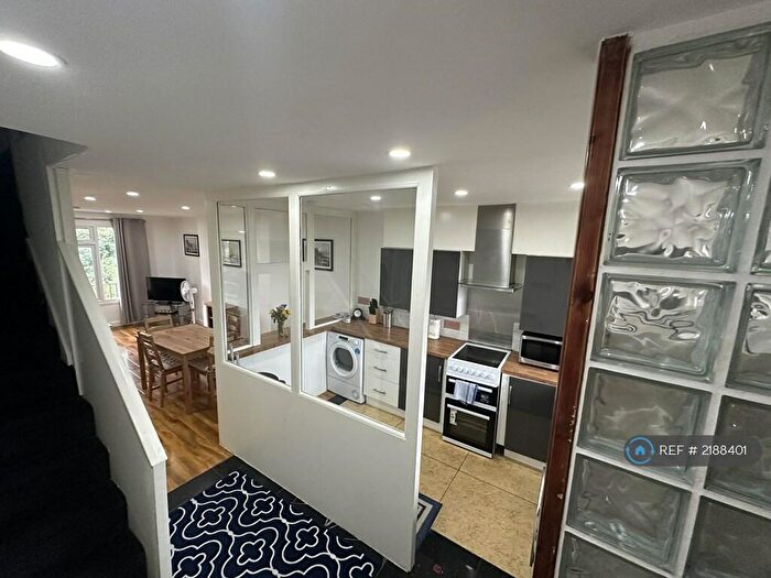 2 Bedroom Maisonette To Rent In Cavour House, London, SE17