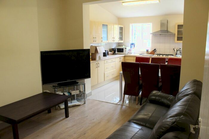8 Bedroom Terraced House To Rent In Harlaxton Drive, Nottingham, NG7