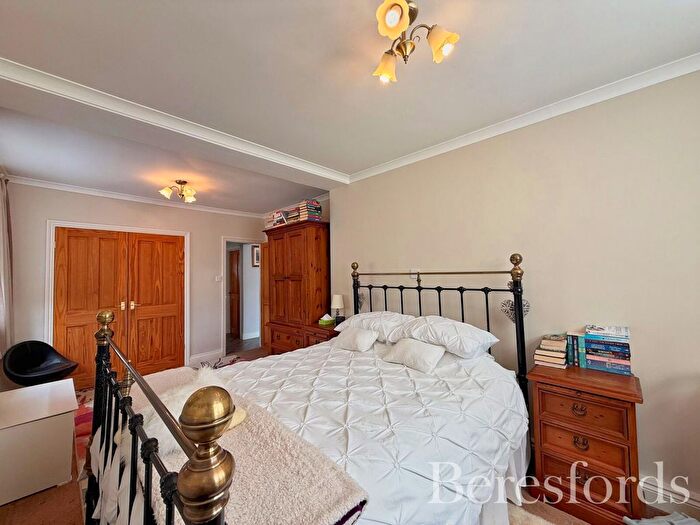 2 Bedroom Bungalow For Sale In Sunningdale Road, Rainham, RM13