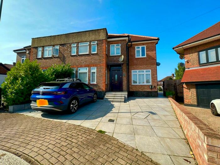 6 Bedroom Semi-Detached House To Rent In Saddlescombe Way, London, N12