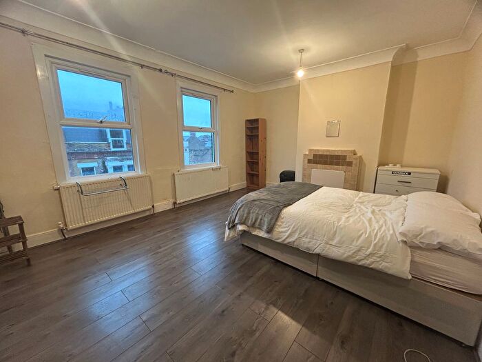 3 Bedroom Flat To Rent In High Street, London, E17