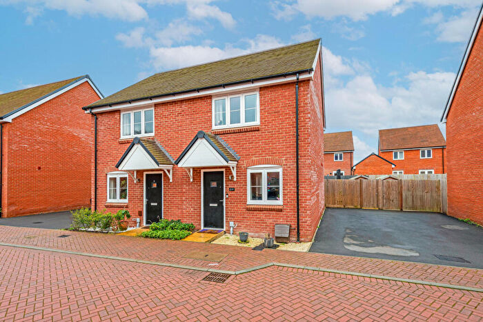 2 Bedroom House For Sale In Itchen Way, Curbridge, Southampton, SO30