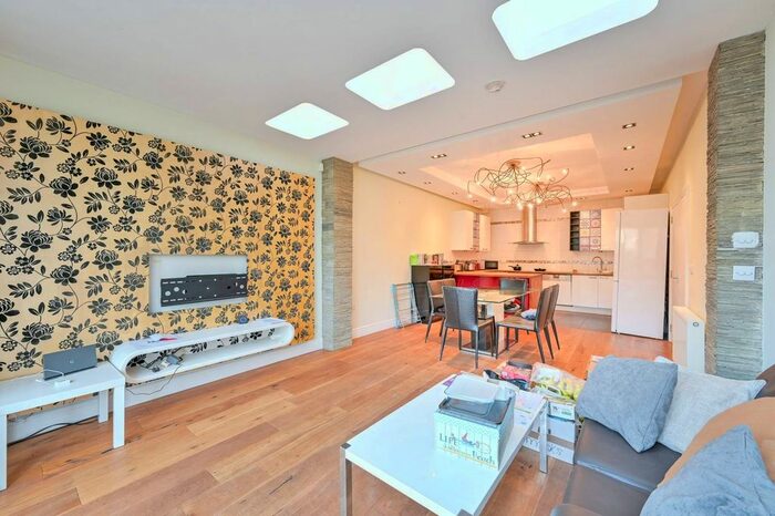 3 Bedroom Flat To Rent In Prentis Road, Streatham, London, SW16