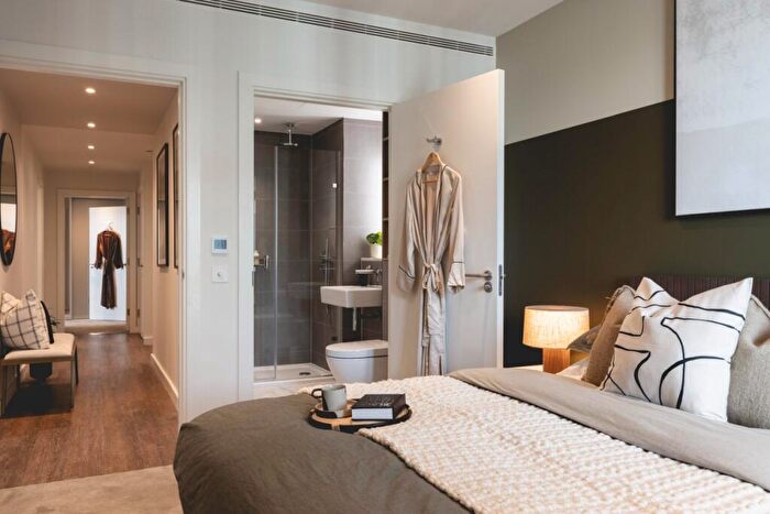 3 Bedroom Flat To Rent In Bloom West, Nine Elms Ln, Nine Elms, London, SW11