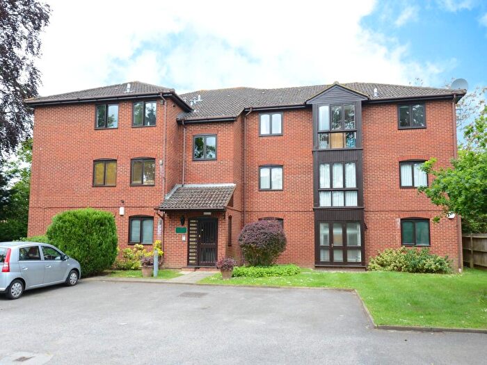 1 Bedroom Flat For Sale In Glenlyon Court, Castle Road, Weybridge, KT13