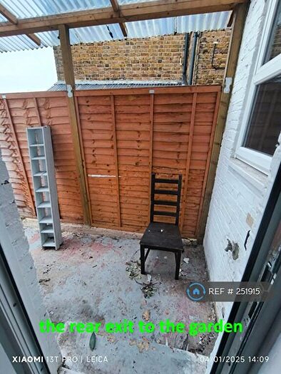 3 Bedroom End Of Terrace House To Rent In Stoke Road, Slough, SL2