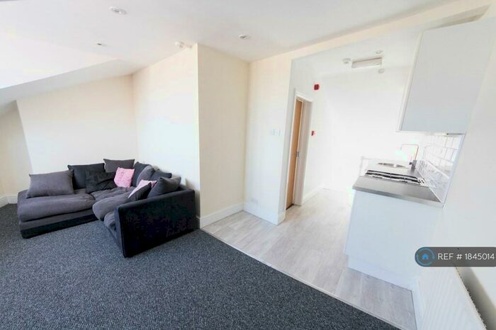 1 Bedroom Flat To Rent In Queens Road, Buckhurst Hill, IG9