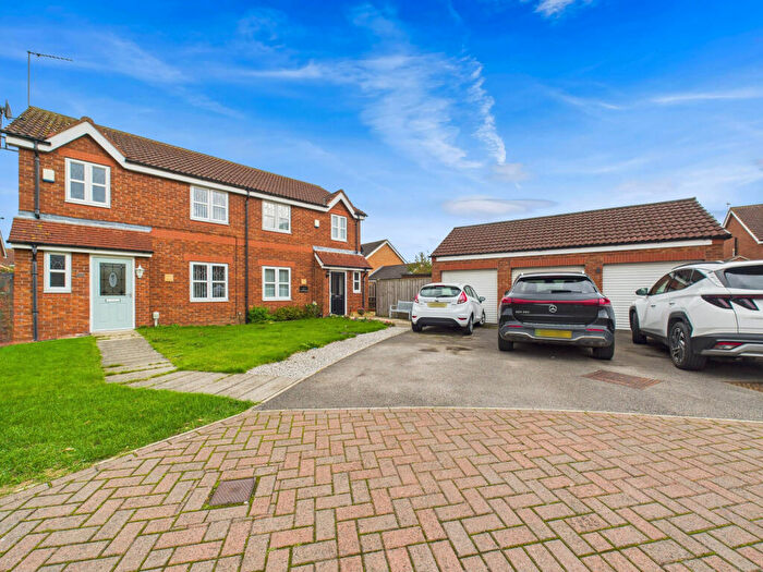 3 Bedroom Semi-Detached House For Sale In Easter Wood Close, Hull, Yorkshire, HU7