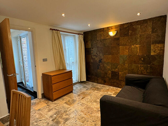 1 Bedroom Flat To Rent In Lower Ground Bed Flat, Olive Grove, N15