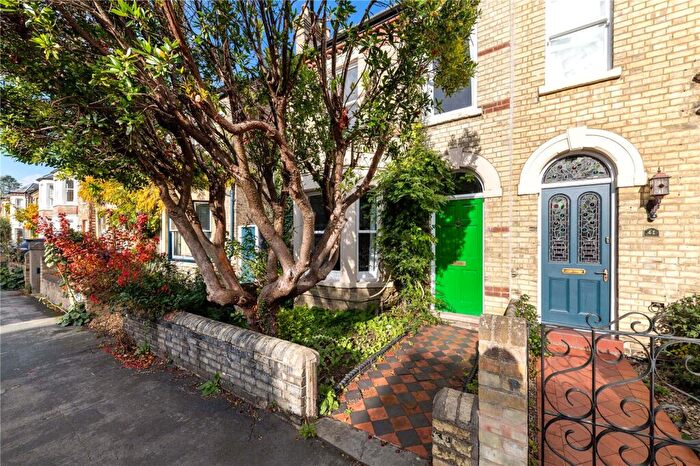 3 Bedroom Semi Detached House For Sale In Montague Road, Cambridge, Cambridgeshire, CB4