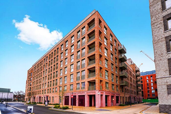 3 Bedroom Flat To Rent In Ribbon Lane, London, NW2