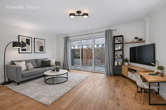 2 Bedroom Flat To Rent In Lamb Court, Narrow Street, E14