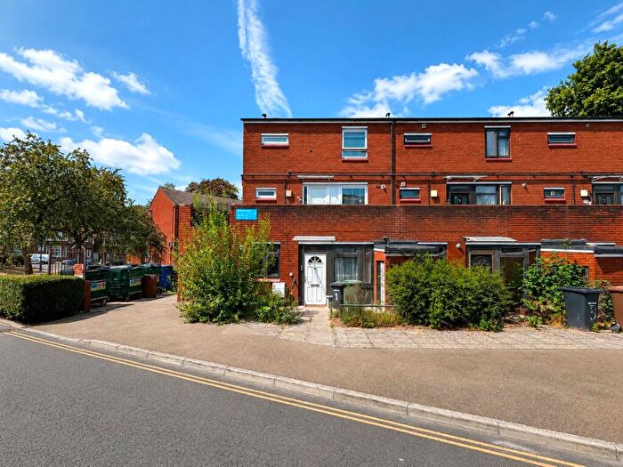 3 Bedroom Maisonette To Rent In Stoneycroft Close, London, SE12