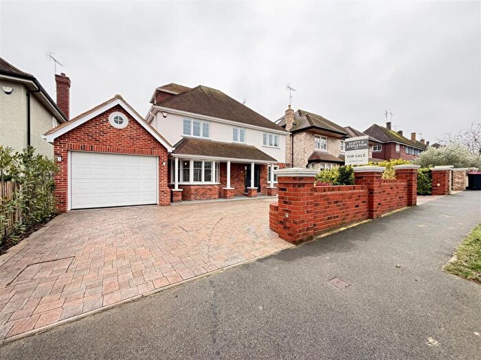 4 Bedroom Detached House For Sale In Woodlands Park, Leigh-On-Sea, SS9