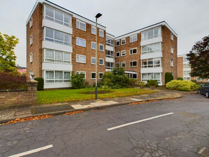 2 Bedroom Flat To Rent In Queens Court, Queens Road, Cheltenham, GL50