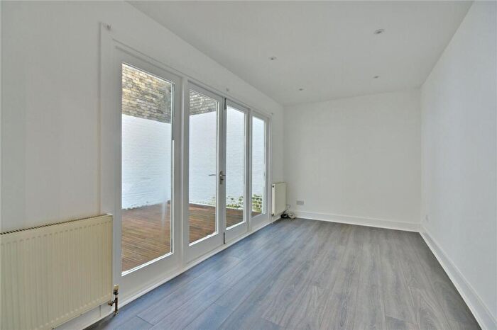 3 Bedroom Flat To Rent In Dyne Road, Brondesbury, NW6