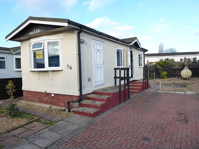 1 Bedroom Mobile/park Home For Sale In Pavenham Park, Pavenham, Bedford, MK43