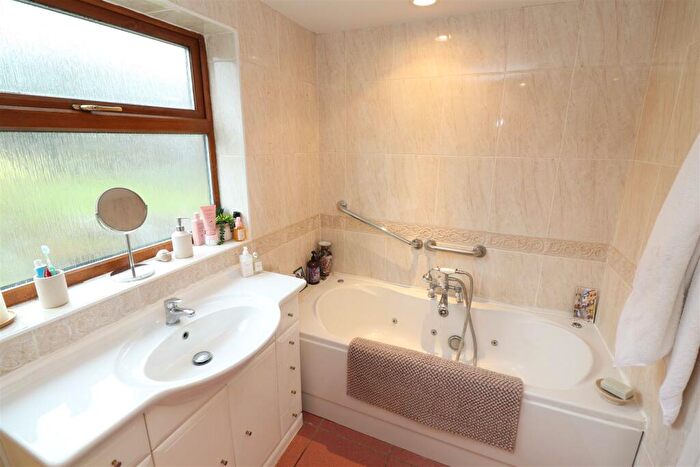 2 Bedroom Detached Bungalow For Sale In Quorn Road, Rushden, NN10