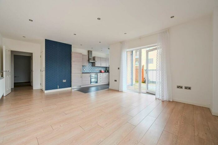 2 Bedroom Flat To Rent In Arundel House, Walthamstow, London, E17