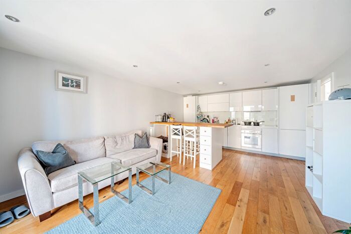 2 Bedroom Flat For Sale In Eythorne Road, London, SW9