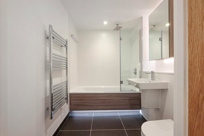 2 Bedroom Flat To Rent In Castle Park View, Castle Street, Bristol, BS2