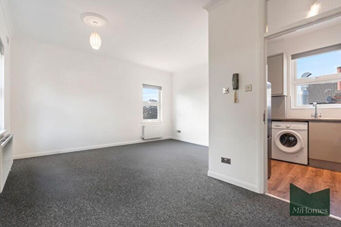 Flat To Rent In Windsor Road, London, N13