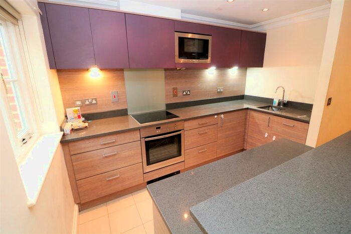 2 Bedroom Flat To Rent In High Street, Dorking, RH4