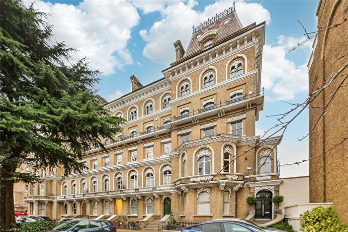 2 Bedroom Flat For Sale In Clapham Common North Side, London, SW4