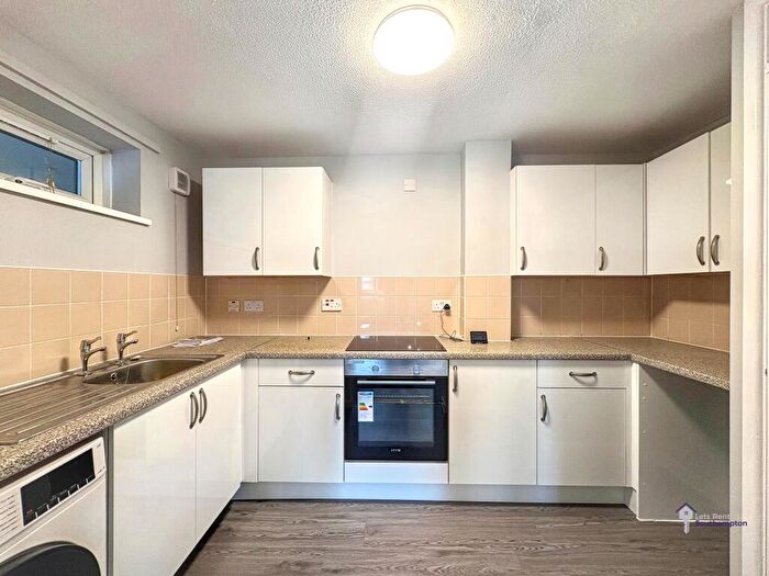 2 Bedroom Flat To Rent In Chesterfields, SO18