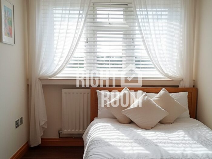 2 Bedroom Flat To Rent In Two Bedroom Flat, The Crescent, BH1