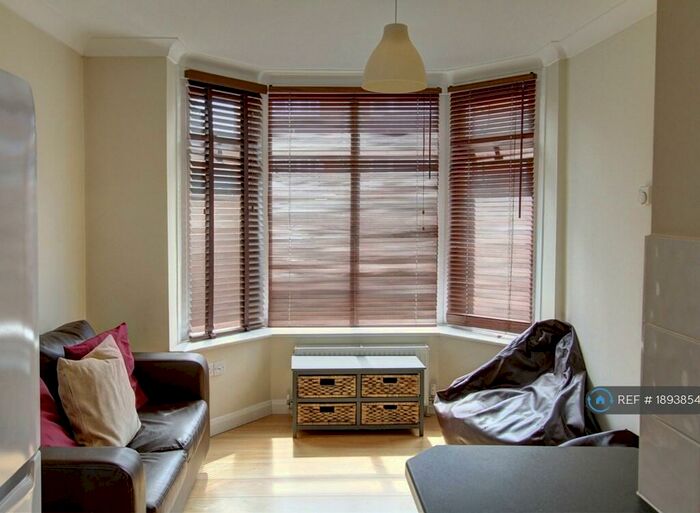 3 Bedroom Flat To Rent In Sirdar Road, Southampton, SO17