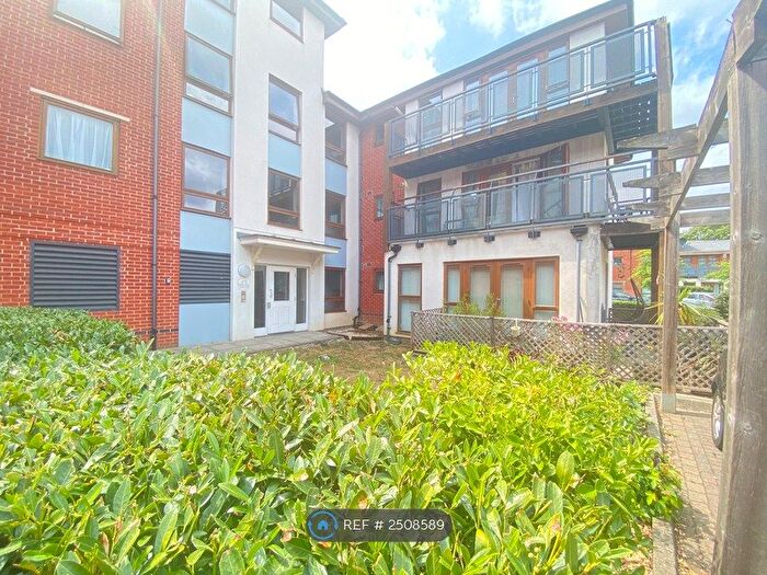 2 Bedroom Flat To Rent In Innerd Court, Croydon, CR0
