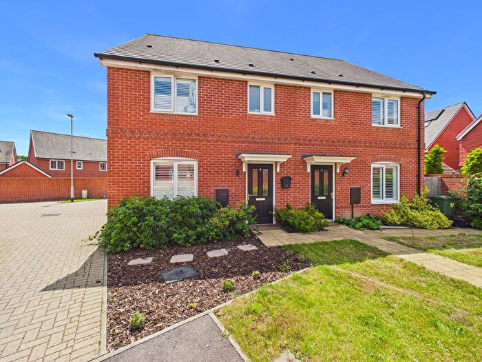 3 Bedroom Semi-Detached House For Sale In Shaw Vale, Bursledon, SO31