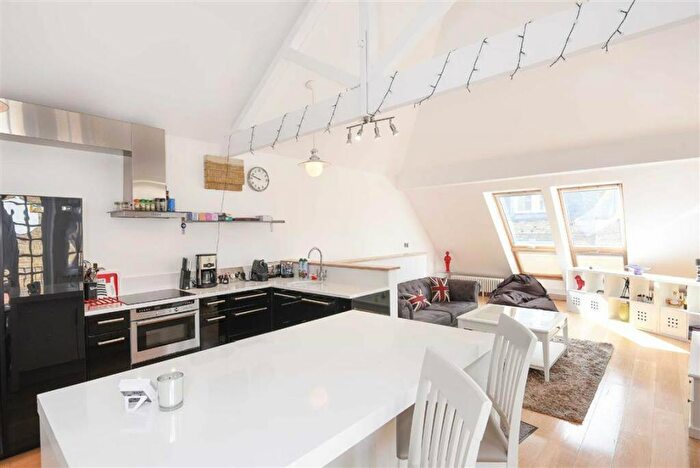 2 Bedroom Flat To Rent In Chapel Place, Shoreditch, EC2A