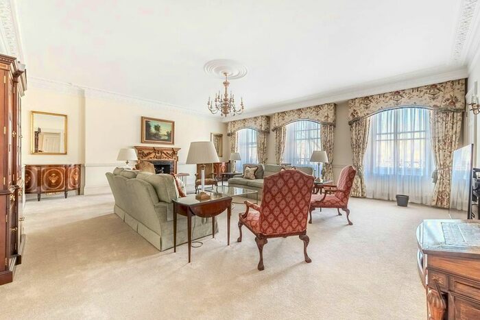 3 Bedroom Flat To Rent In Hyde Park Gate, Kensington, London, SW7