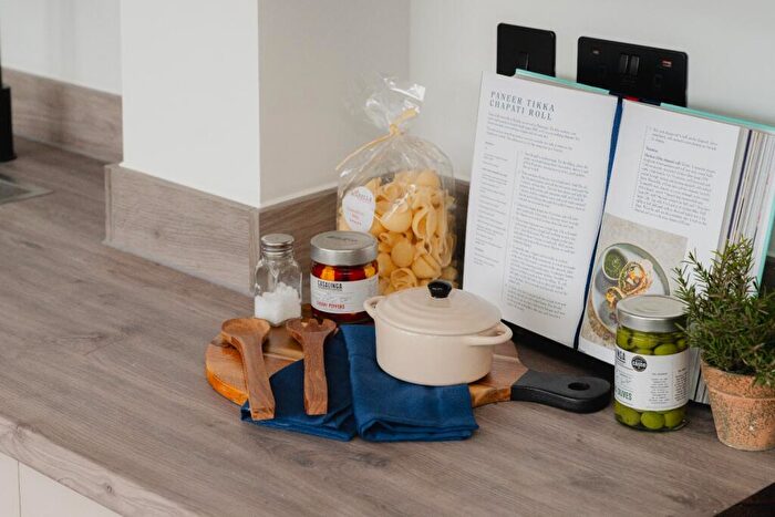 1 Bedroom Ground Maisonette To Rent In Roebuck Close, Reigate - Allocated Parking, RH2