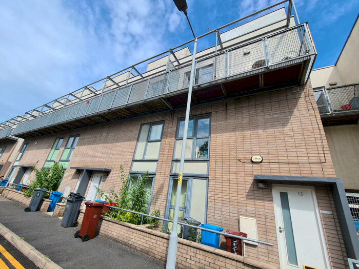 4 Bedroom Town House To Rent In Boston Street, Hulme, Manchester., M15