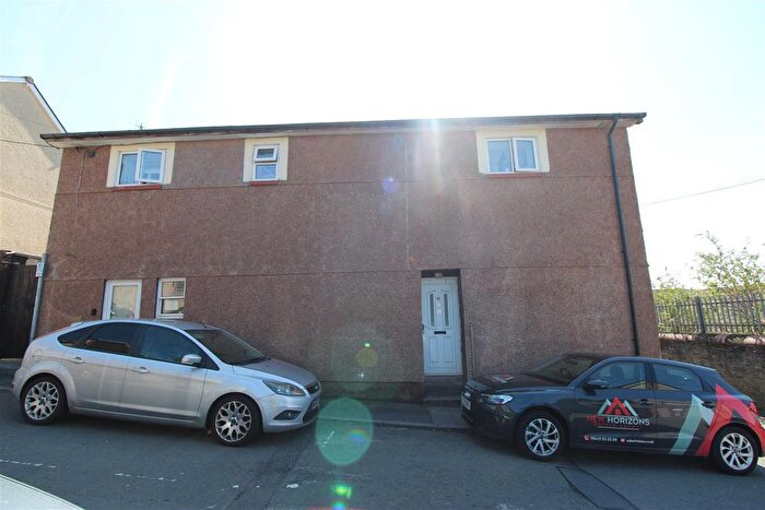 2 Bedroom Flat To Rent In School Street, Aberbargoed, CF81