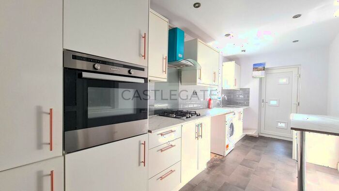 3 Bedroom Bungalow To Rent In Lockwood Scar, Newsome, Huddersfield, HD4