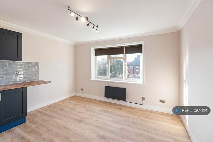 Studio To Rent In Hendon Way, London, NW2