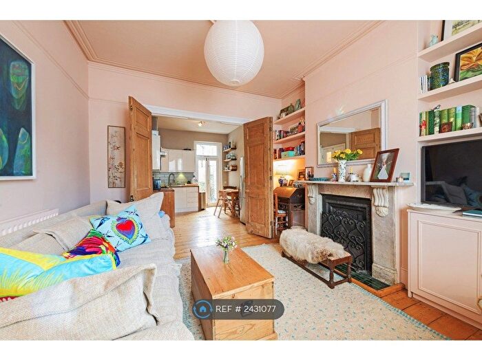 2 Bedroom Flat To Rent In Macfarlane Road, London, W12
