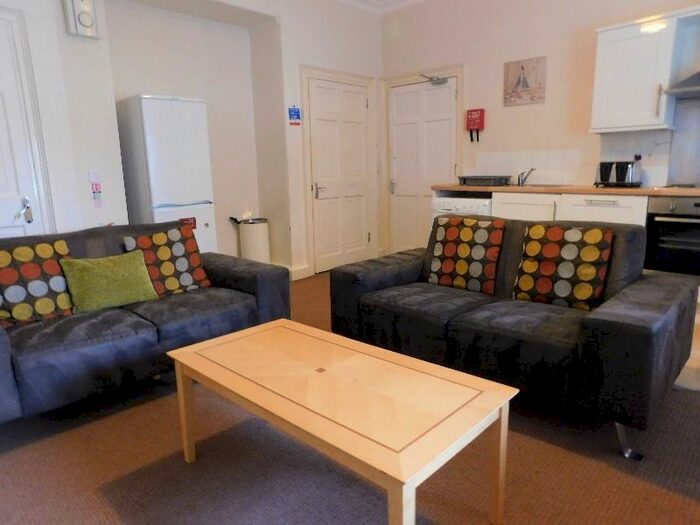 4 Bedroom Flat To Rent In Irvine Place, Stirling Town, Stirling, FK8