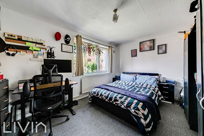 2 Bedroom Flat For Sale In Cameron Road, Croydon, CR0