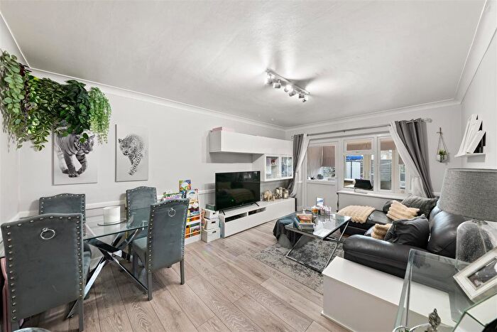 2 Bedroom Maisonette For Sale In Melina Close, Hayes, UB3